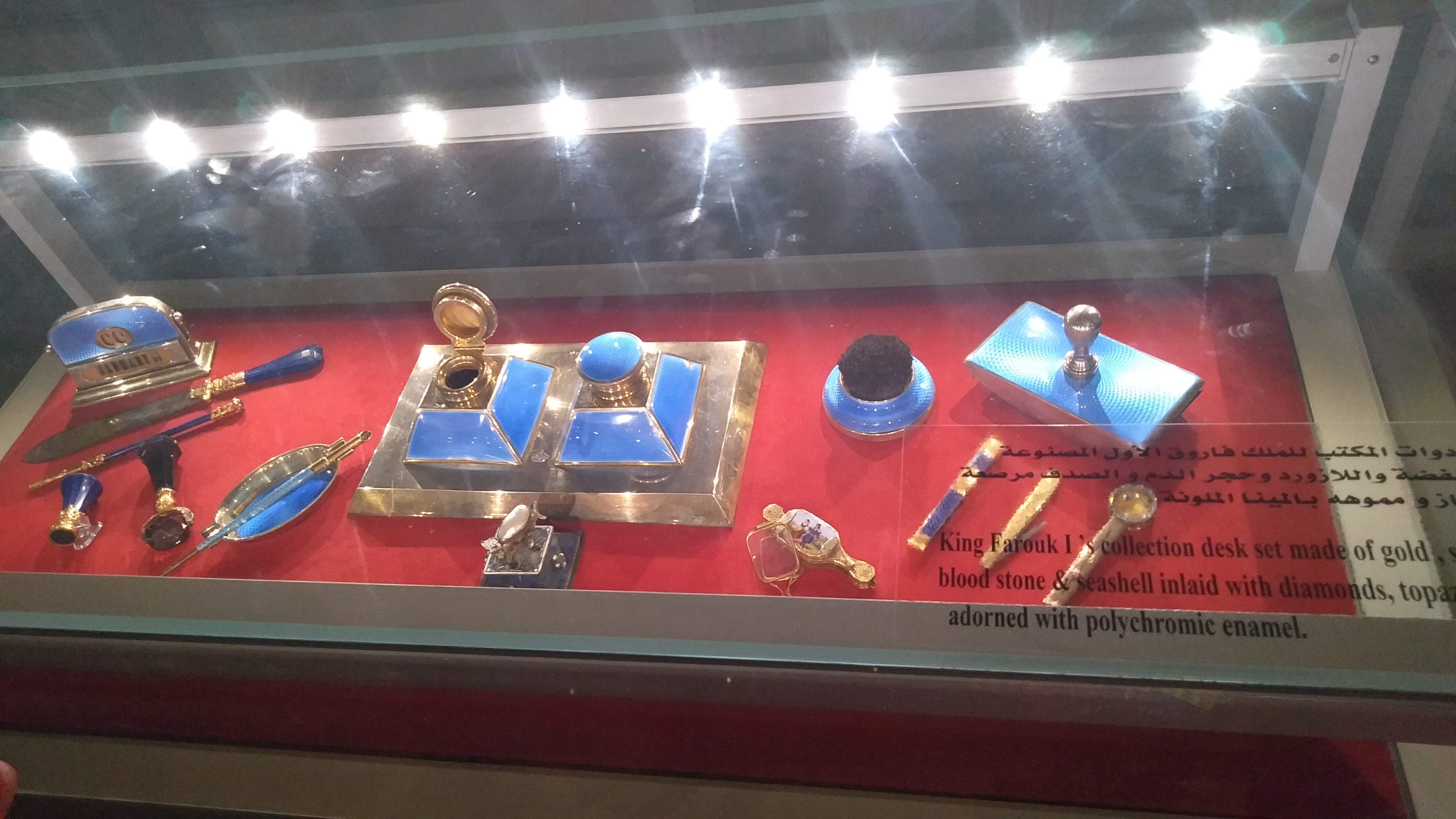 أدوات مكتب ذهبية من عهد الملك فاروق