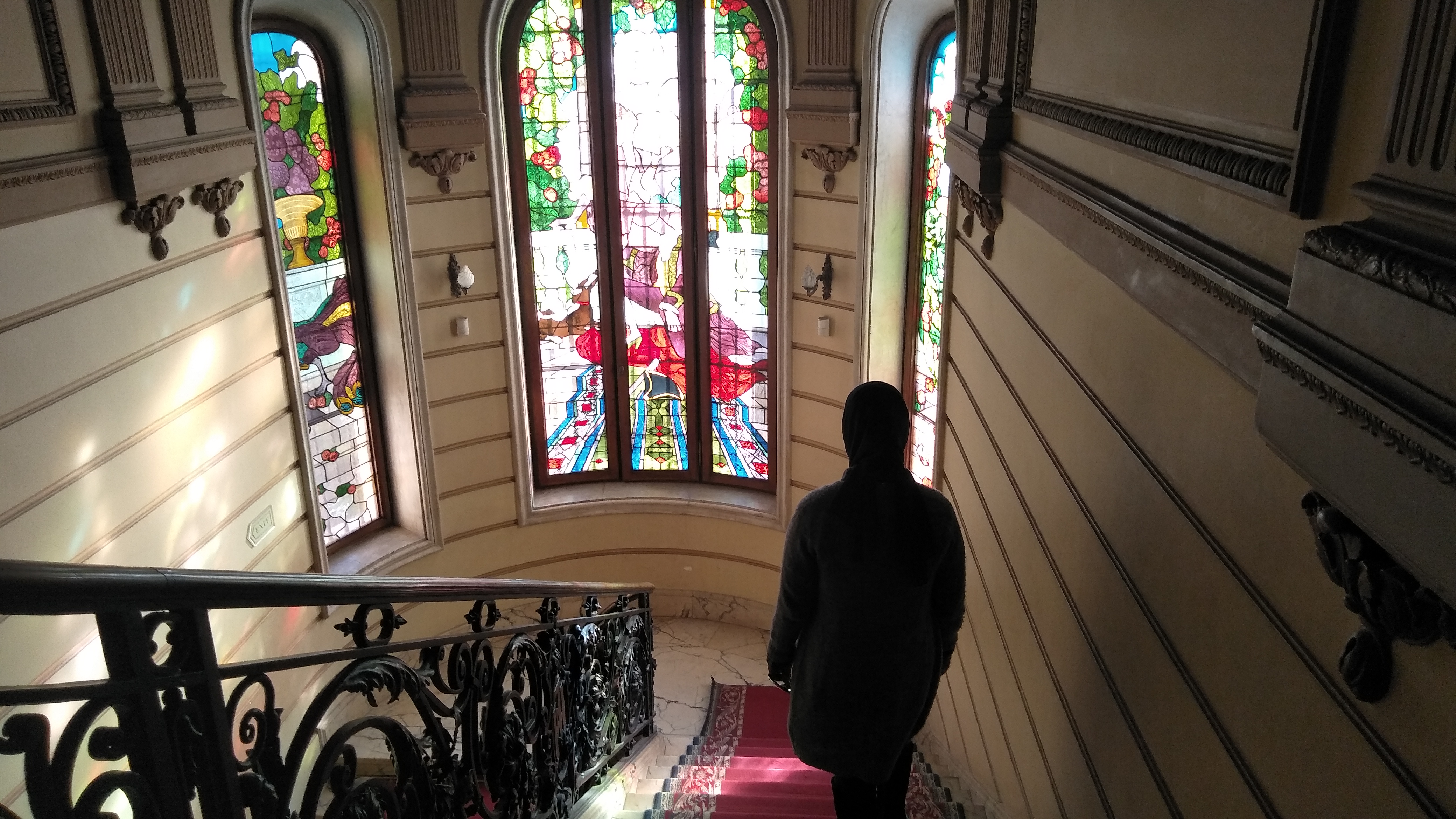 الزجاج الملون والمزخرف داخل قصر الأميرة فاطمة