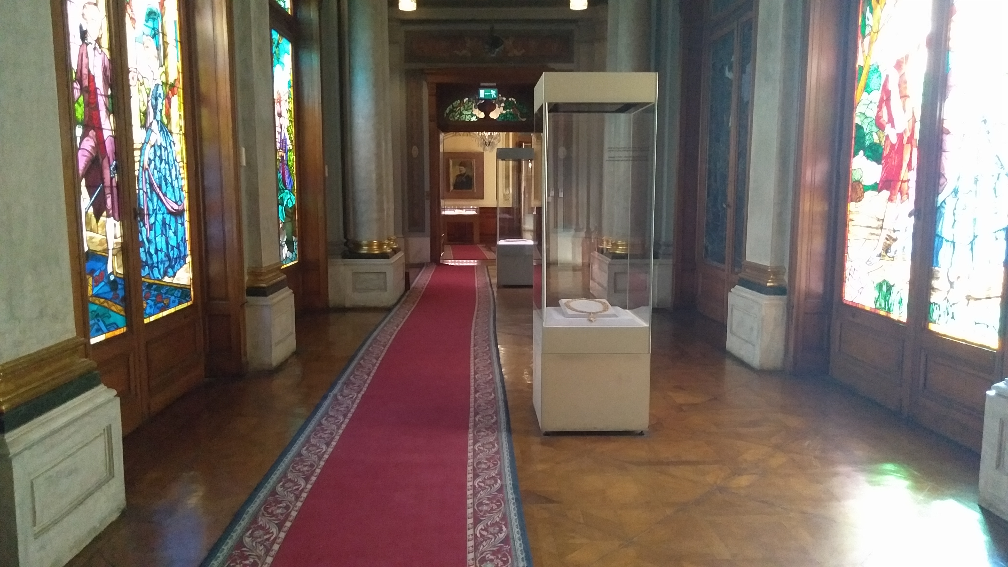 ممر داخل القصر به مقتنيات ملكية 