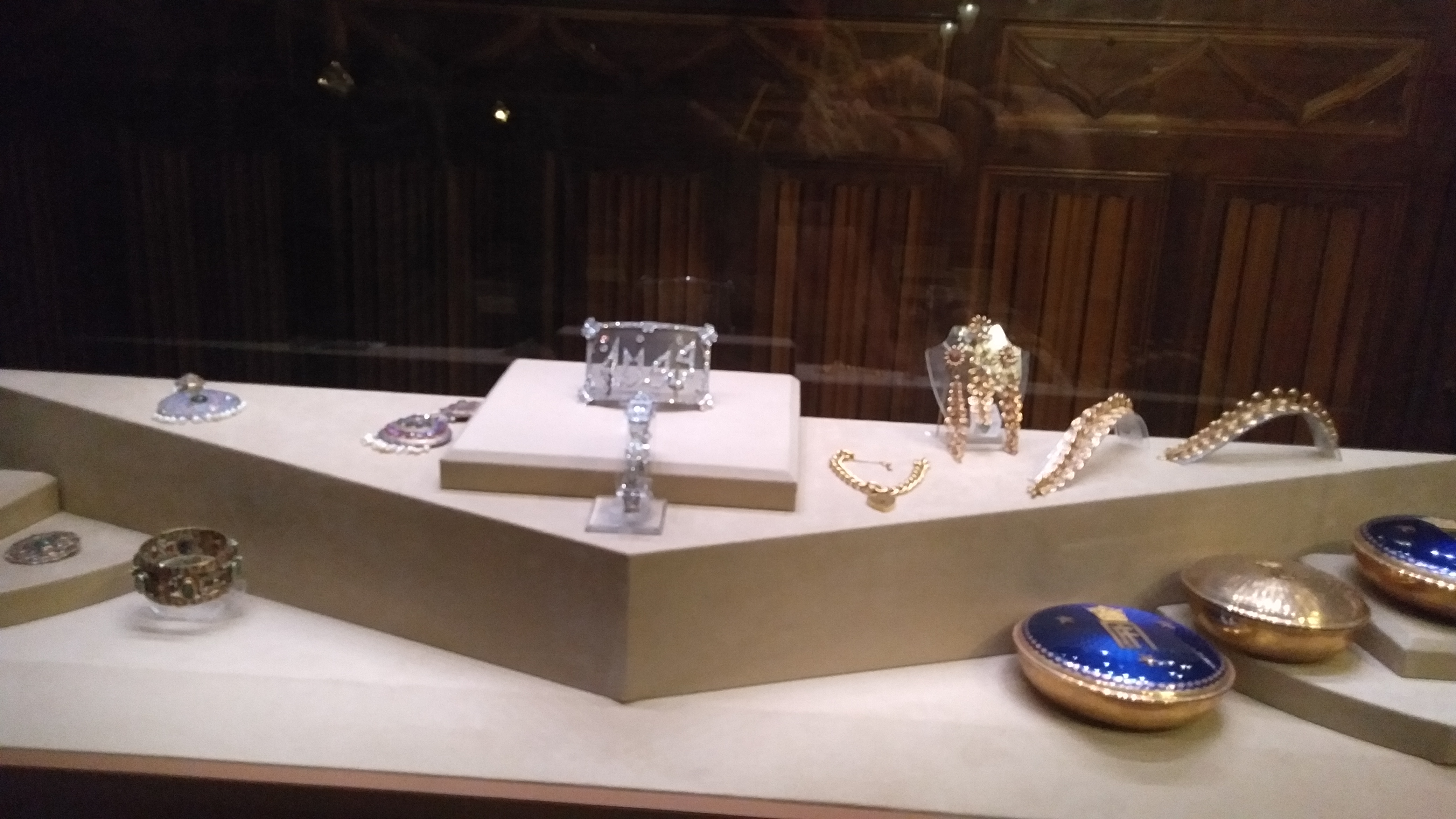 مقتنيات الأميرة فوزية وفيها مشبك شعر من الذهب الخالص