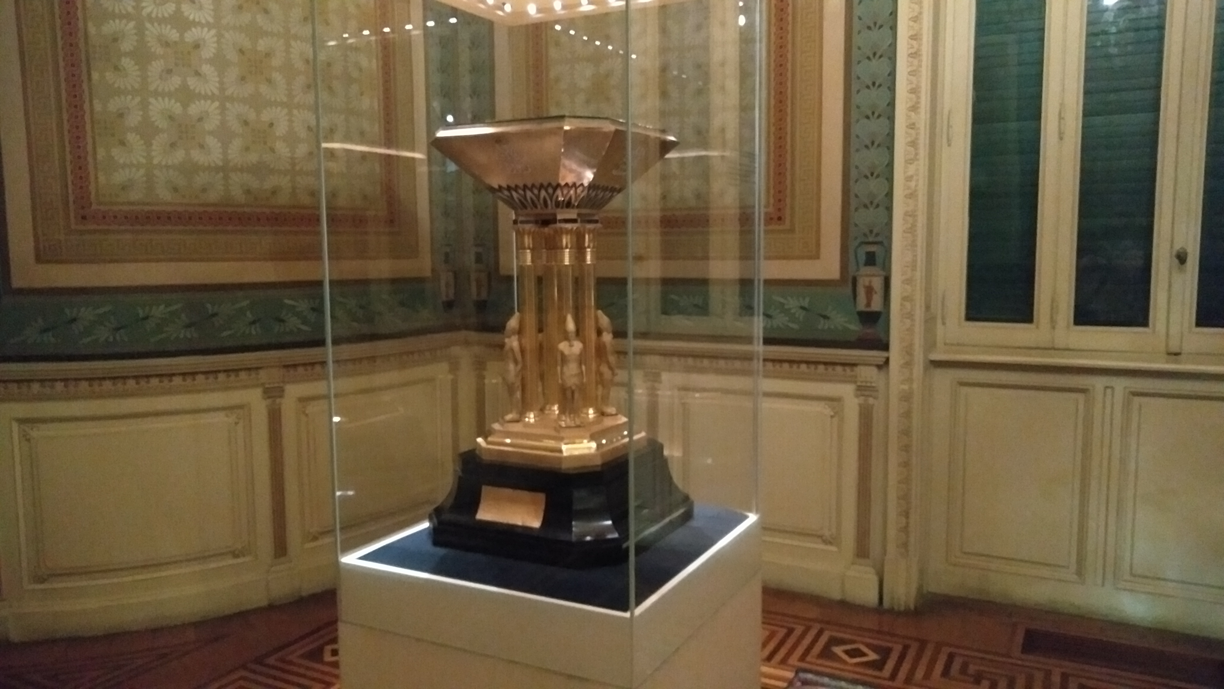 كأس على هيئة شعلة مربعة من عهد الملك فاروق