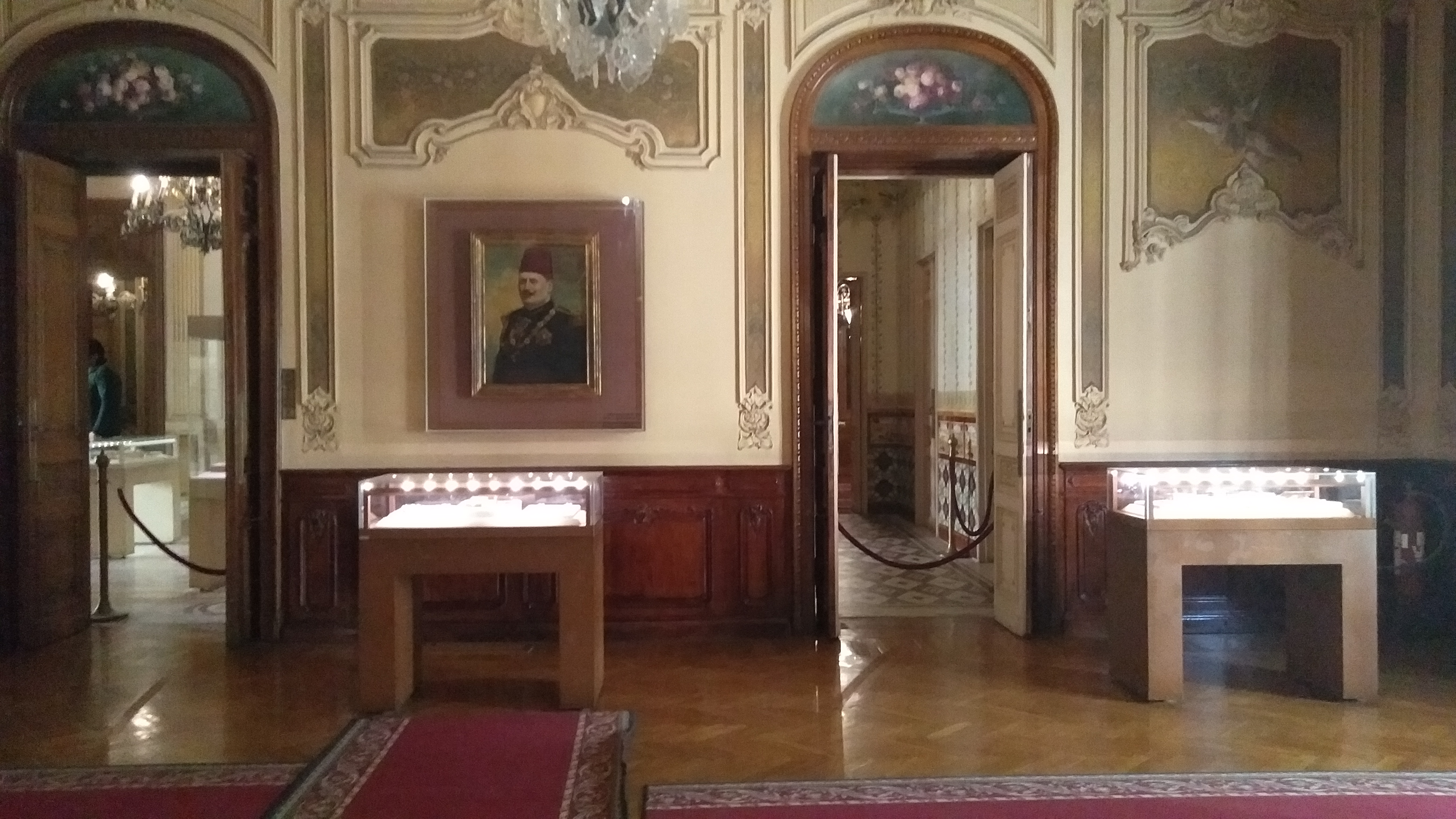 قاعة القصر التي تحوي المقتنيات الملكية