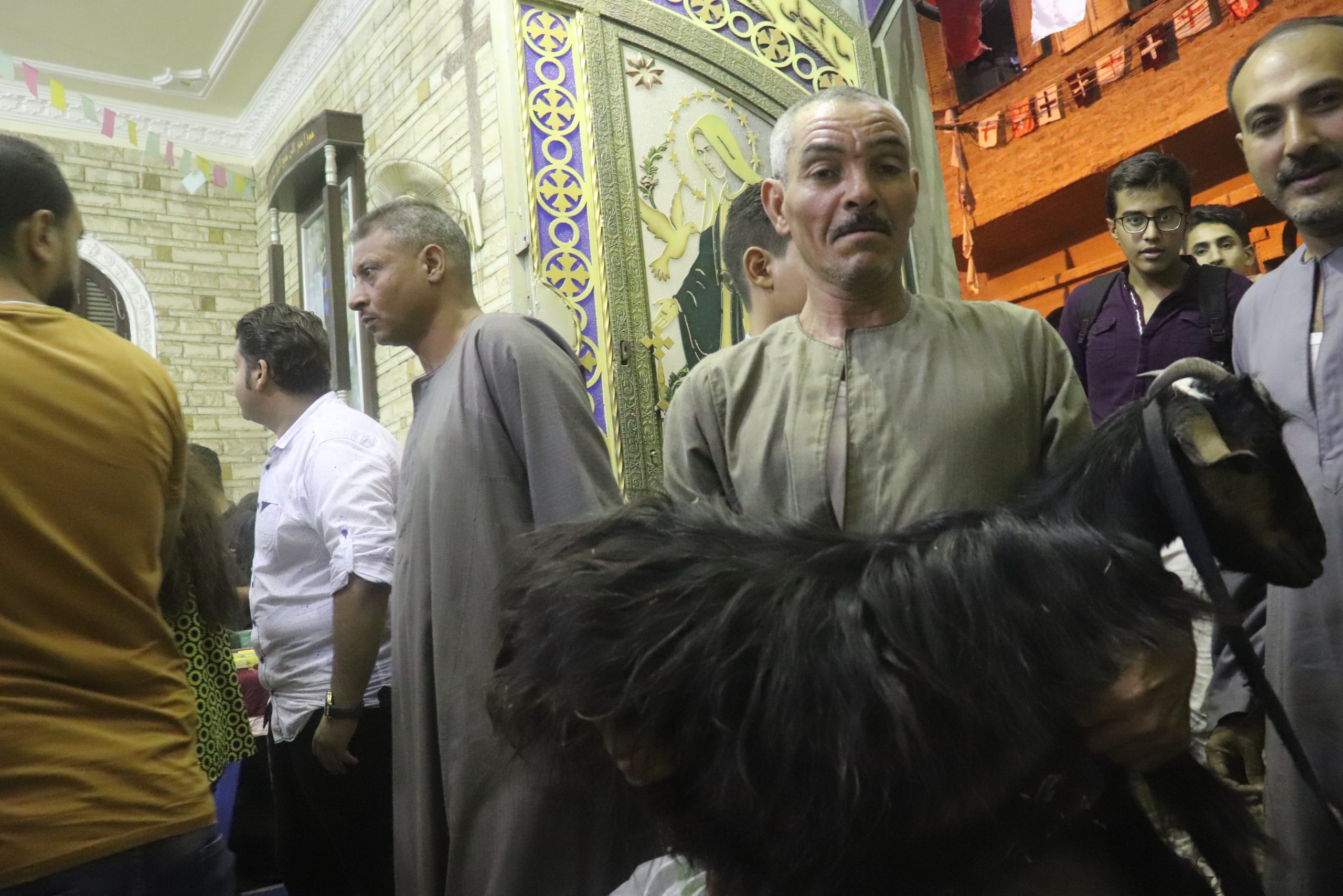 أحد مقدمي النذور في المولد