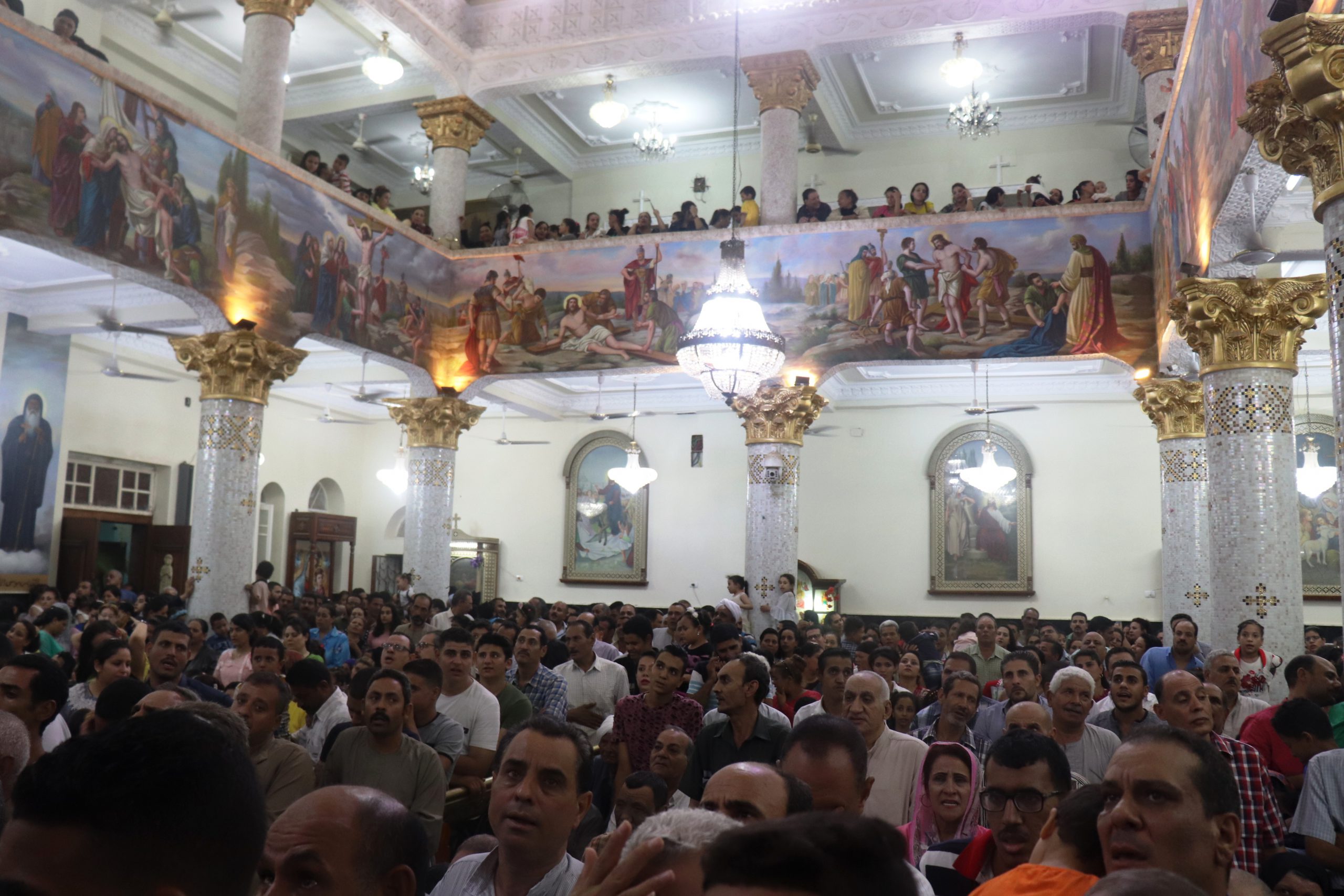 حشود من المحتفلين داخل الكنيسة