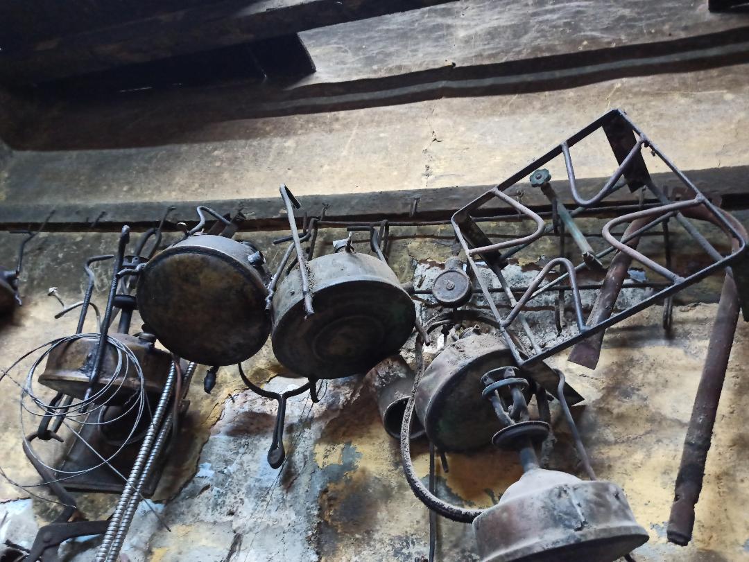 أجزاء وابور الجاز داخل محل عم كحلاوي- تصوير: أميرة محمد