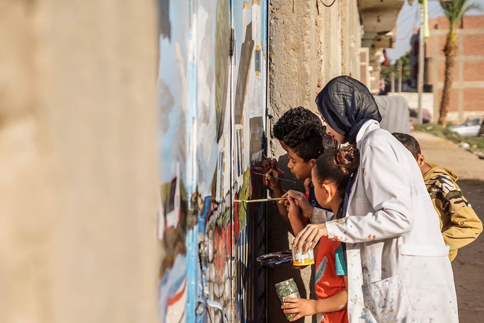 أطفال يشاركون في الرسم - تصوير: أحمد دريم