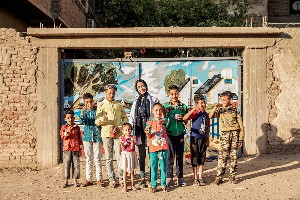 بعد الانتهاء من من رسم الجدارية- تصوير: أحمد دريم