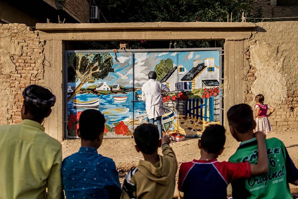 أطفال يشاهدون الانتهاء من رسم الجدارية - تصوير: أحمد دريم