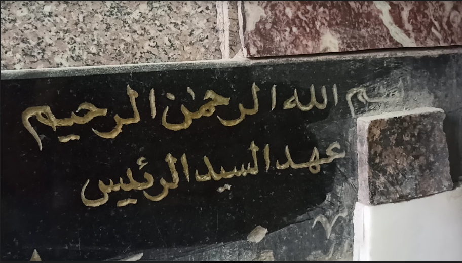 استخدام الشنيور في الكتابة على الرخام- تصوير: أميرة محمد