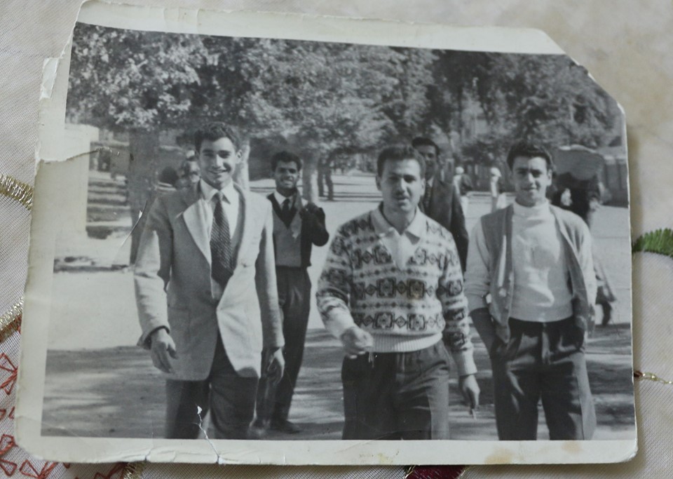 صورة نادرة للأبنودي مع أصدقائه- أرشيف الشاعر أحمد البدوب