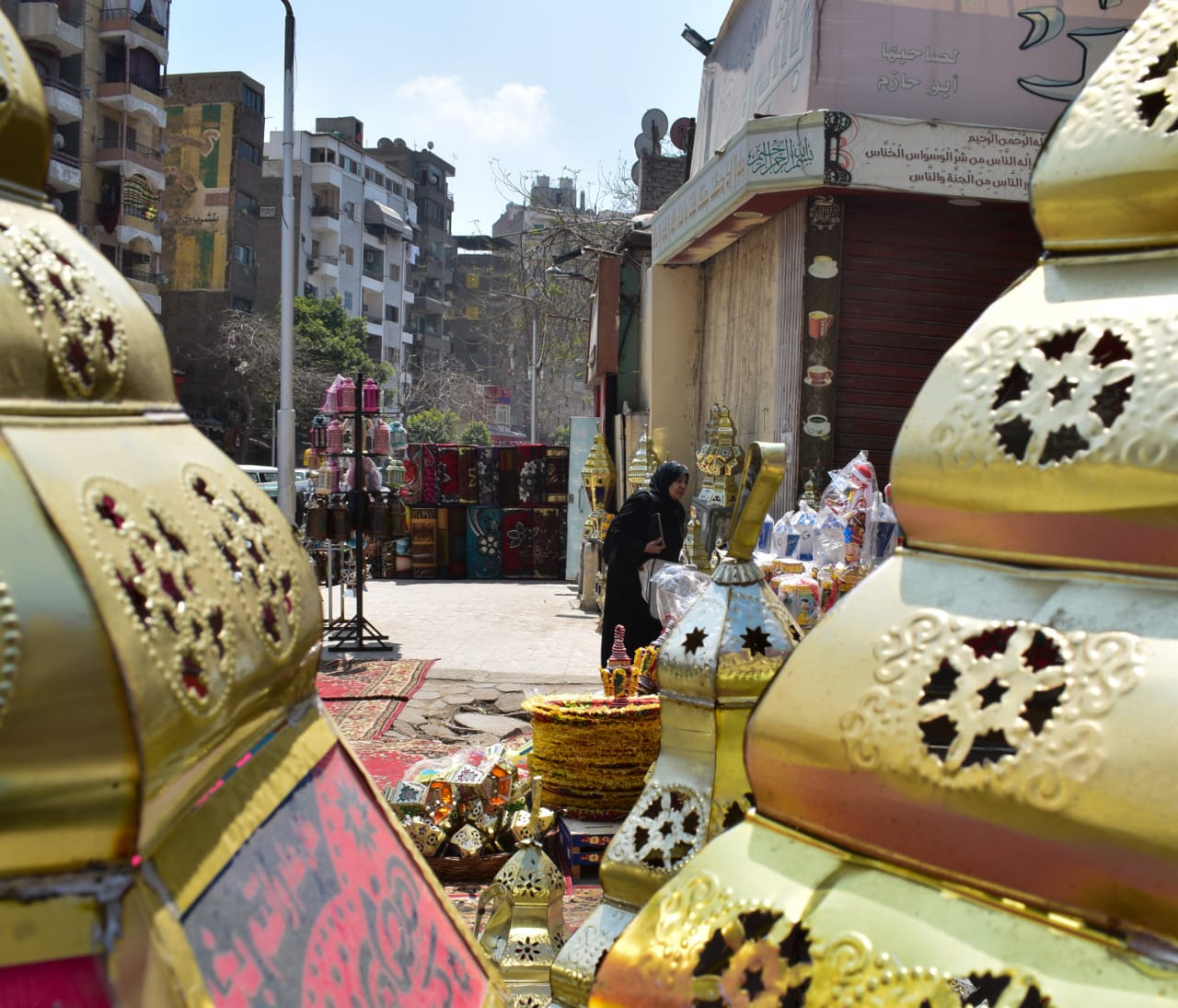إقبال السيدات على اختيار الفانوس- تصوير: أميرة محمد