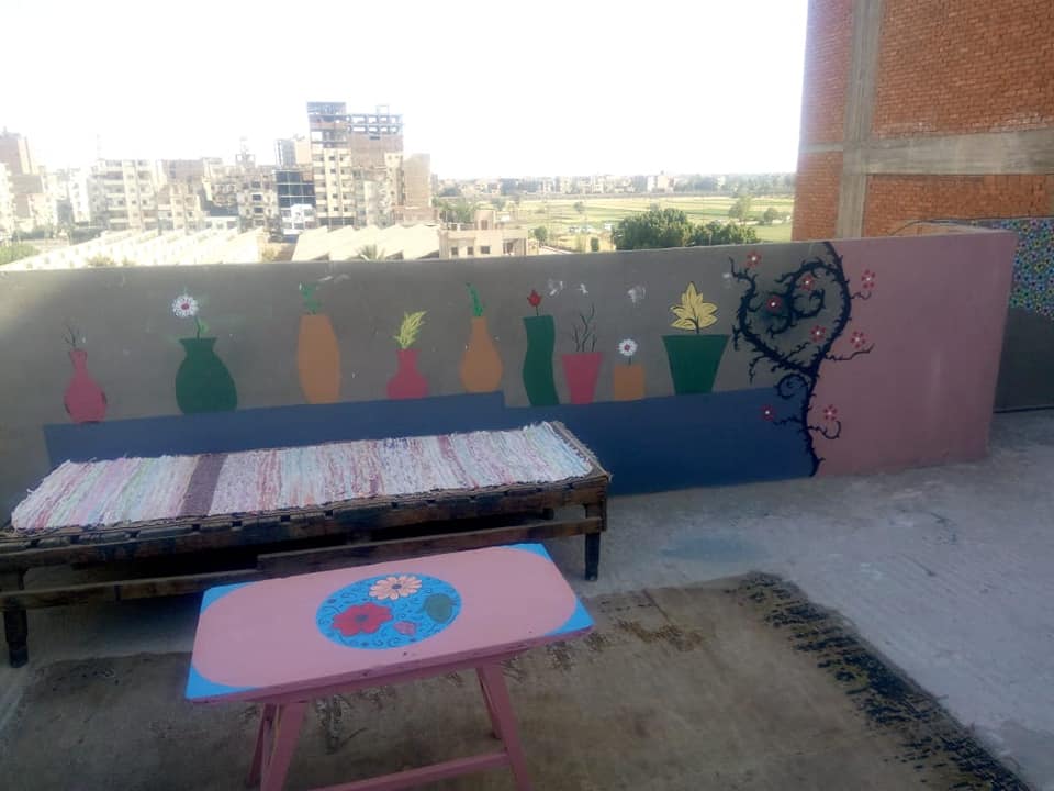 مقاعد ومنضدة بعد تجميلها بالرسم والألوان- تصوير: سامية خلف