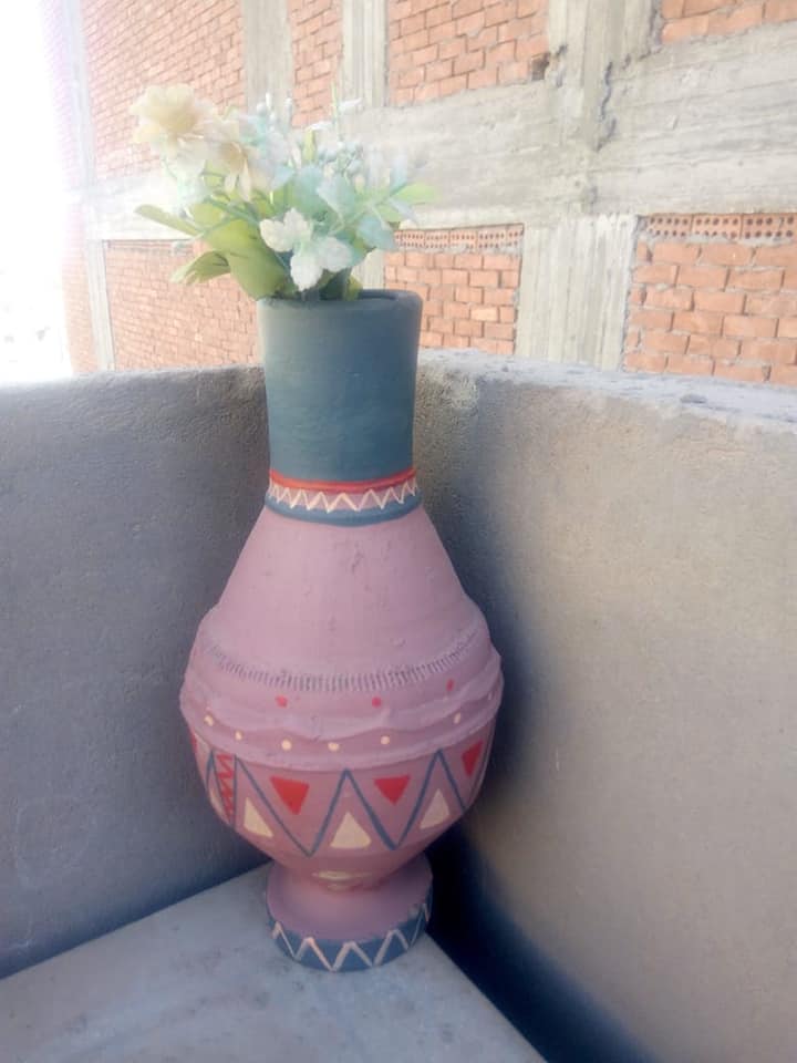 تزيين القلة بعد الانتهاء من السطوح- تصوير: سامية قطان