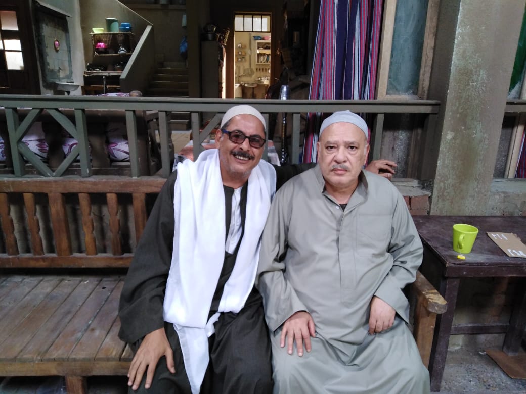 الفنان باتع خليل مع الفنان صلاح عبدالله في كواليس تصوير مسلسل 2 في الصندوق - الممثل باتع خليل