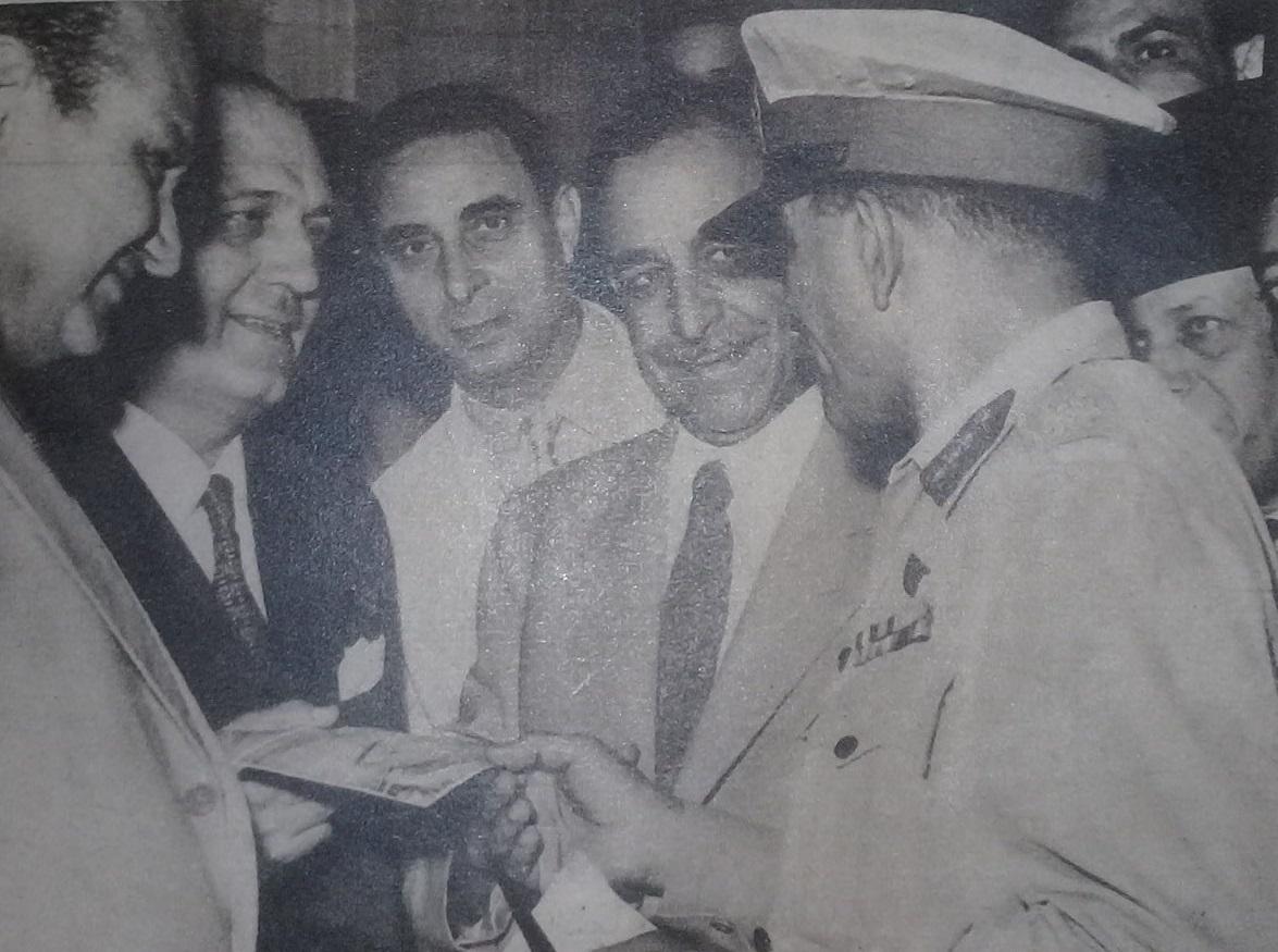 الخبير الإيطالي "لويجي جاليولي" صاحب فكرة السد يسلم الرئيس محمد نجيب فكرة مشروع السد العالي(1954)