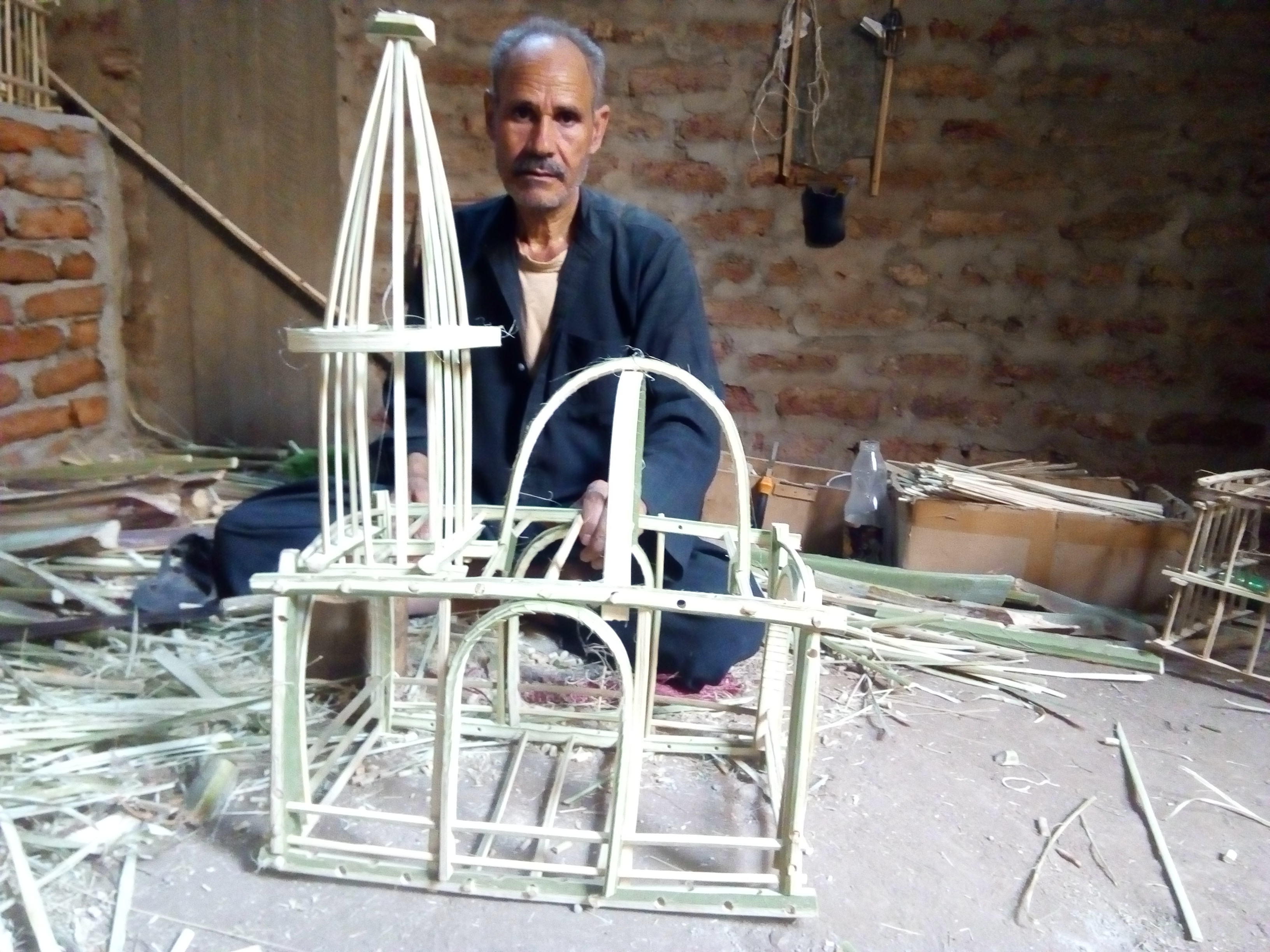 عبدالمقصود حسن صانع الفوانيس من جريد النخل بقوص.. تصوير: أسماء الشرقاوي