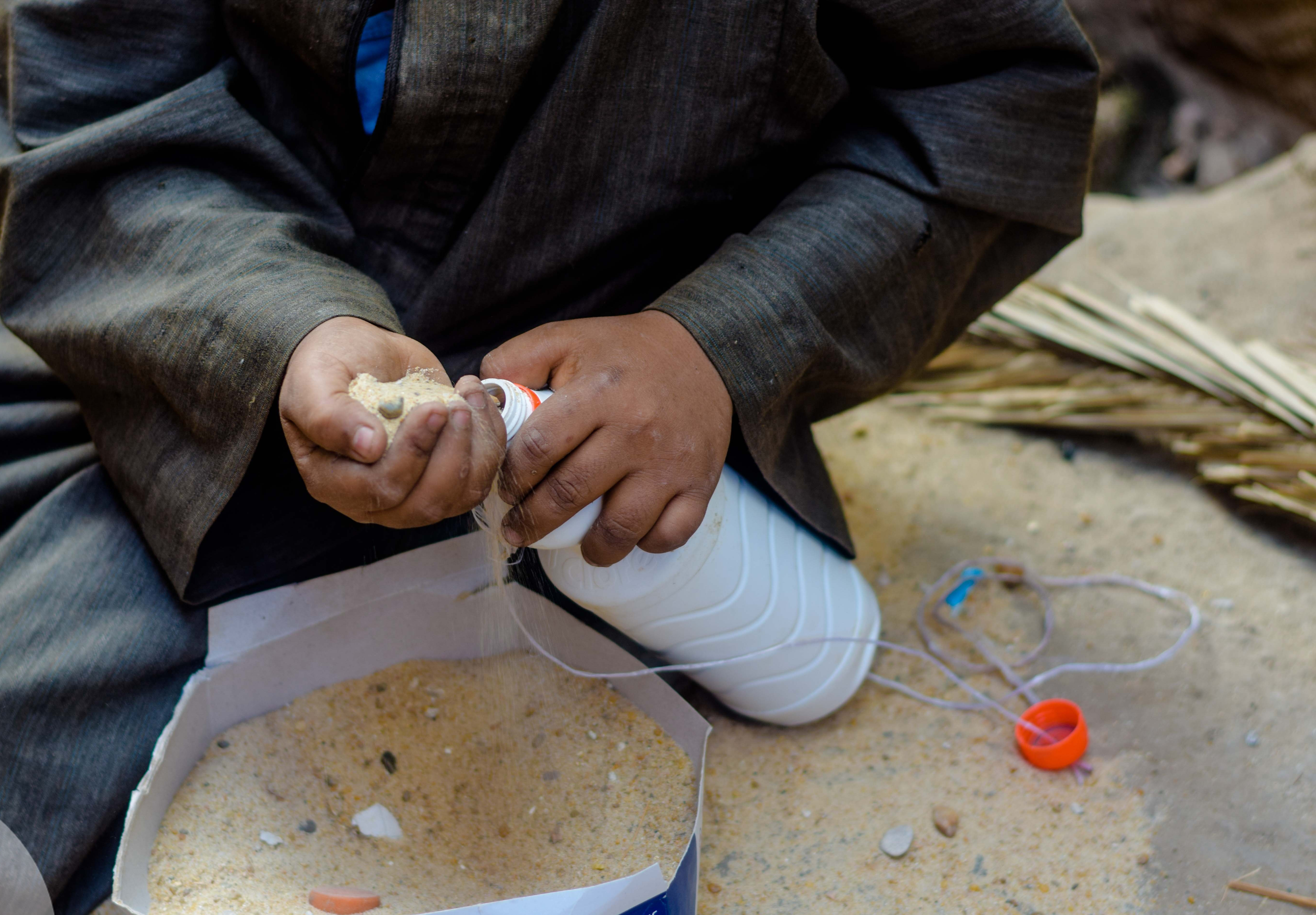 ملء الزجاجة استعداد للعب الكراتة