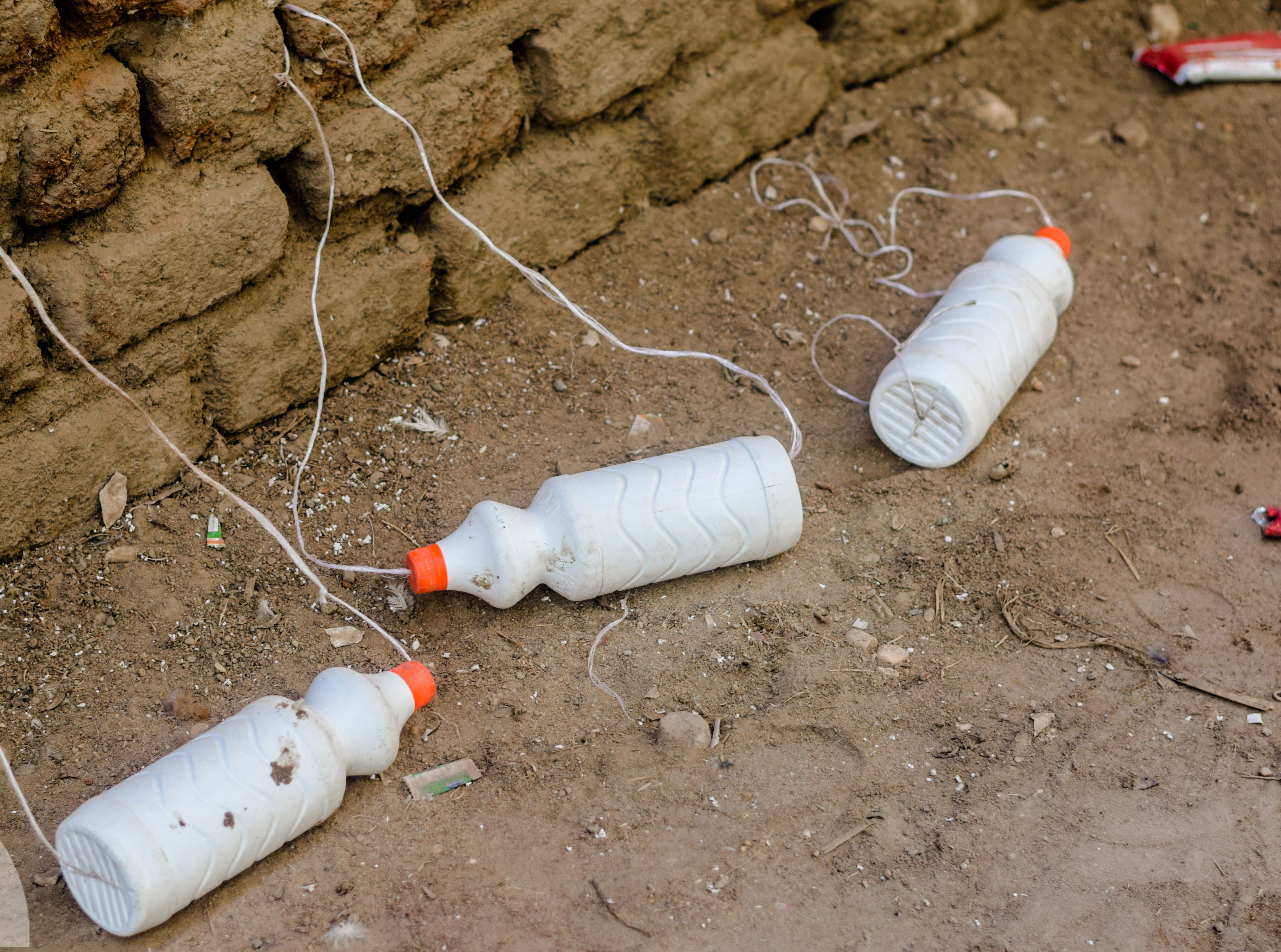 زجاجات تستخدم في لعبة الكراتة