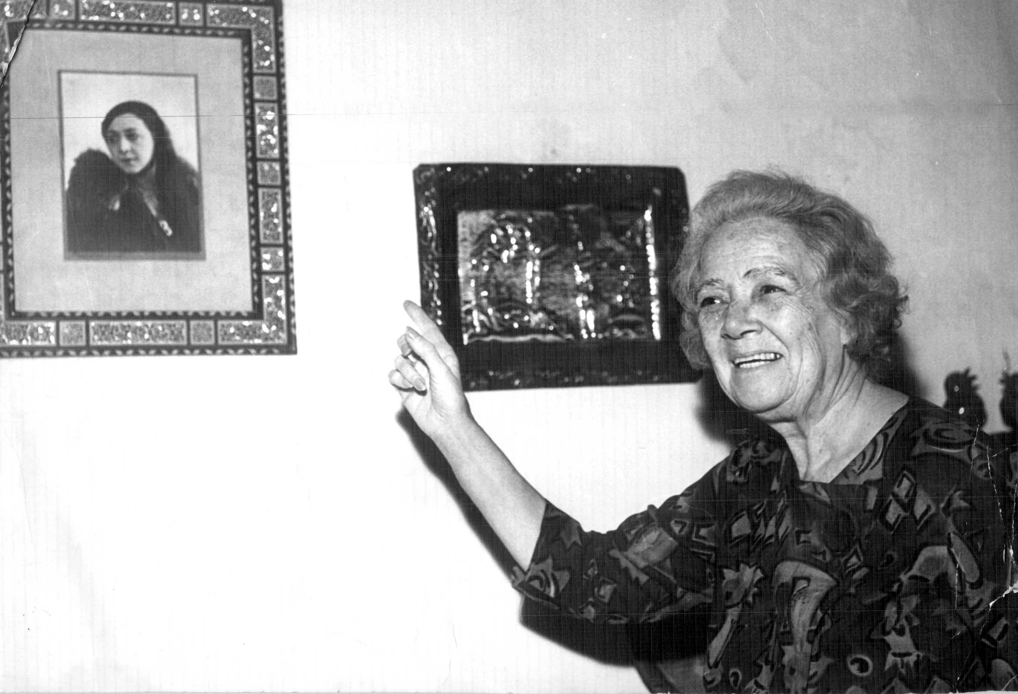 سيزا نبراوي أمام صورة لهدى شعراوي