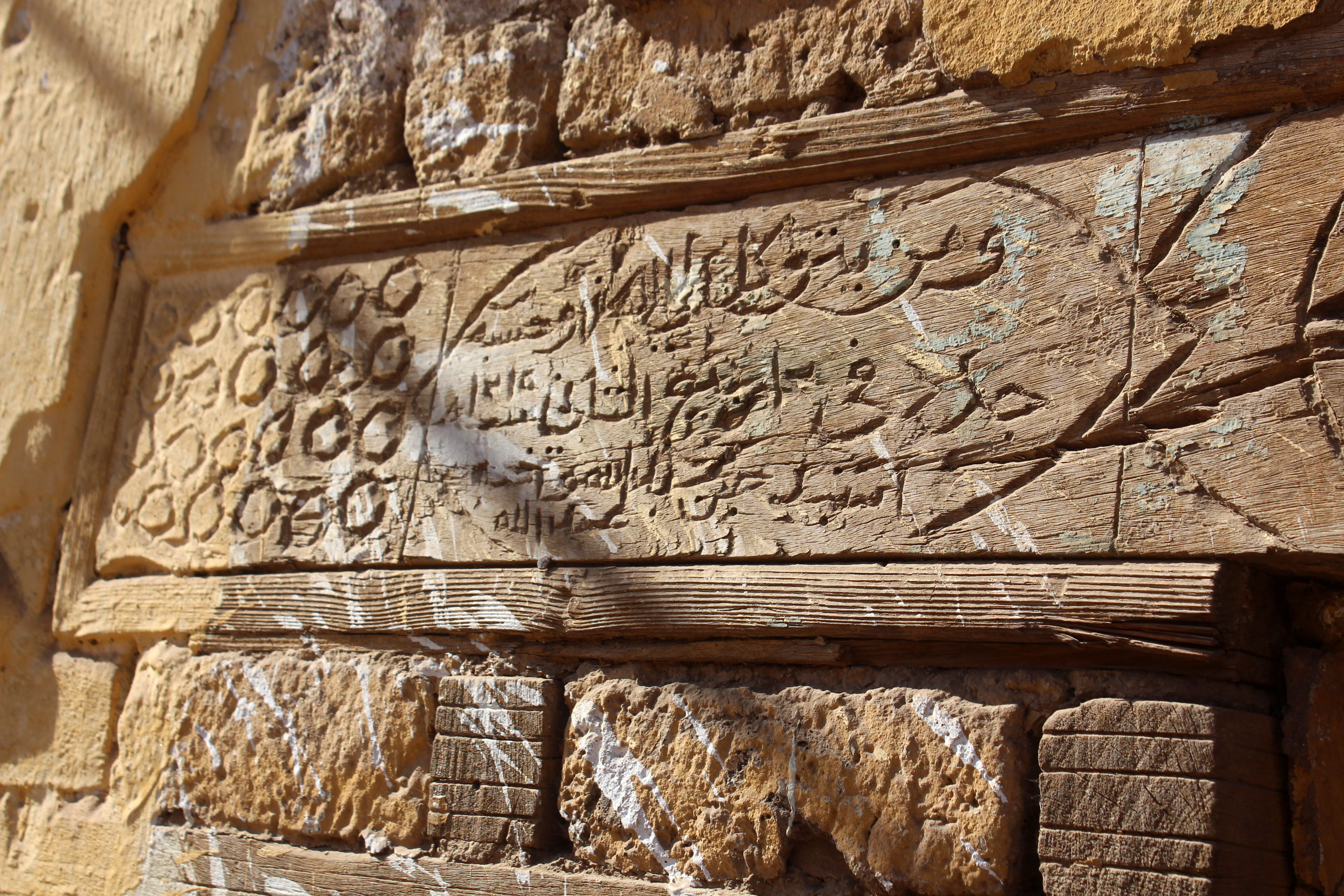 الكتابات القبطية والاسلامية على المنازل بمدينة إسنا - تصوير: أحمد طه