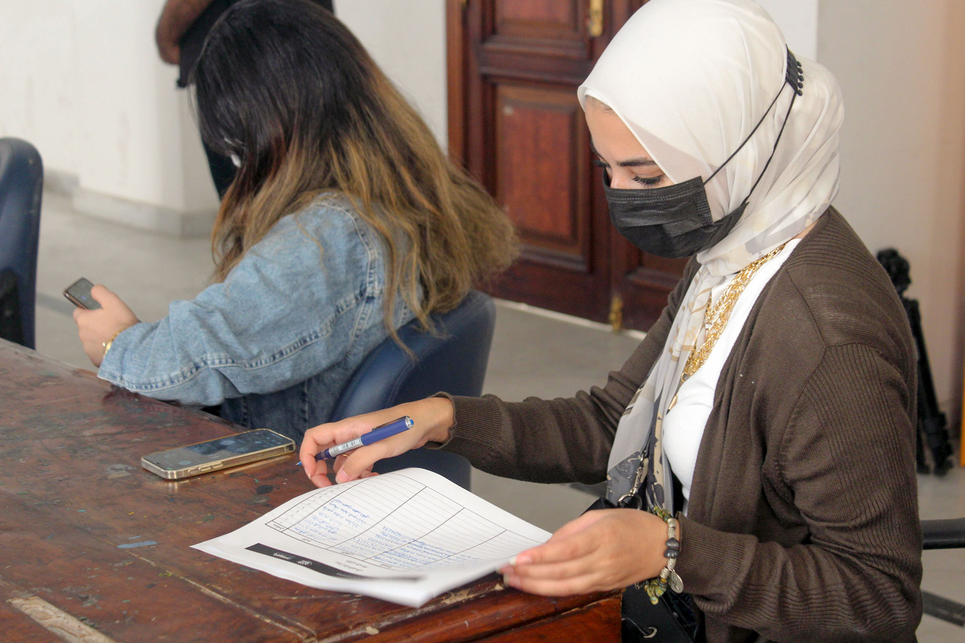 أثناء ورشة عمل التذوق الفني على هامش معرض الرحلة بمتحف الفنون الجميلة بالإسكندرية