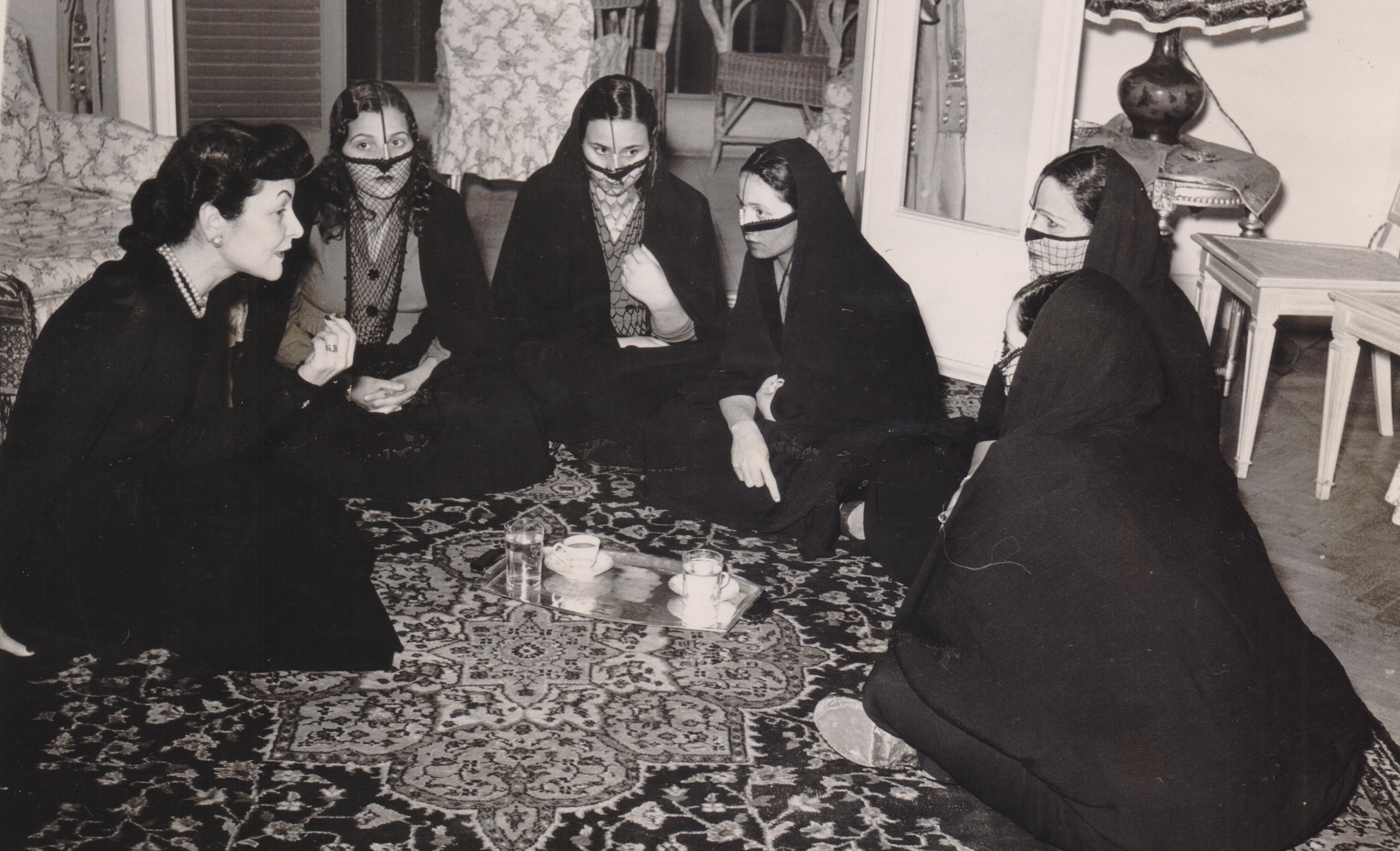 في جولاتها لاقناع النساء بمنحهم حق الانتخاب