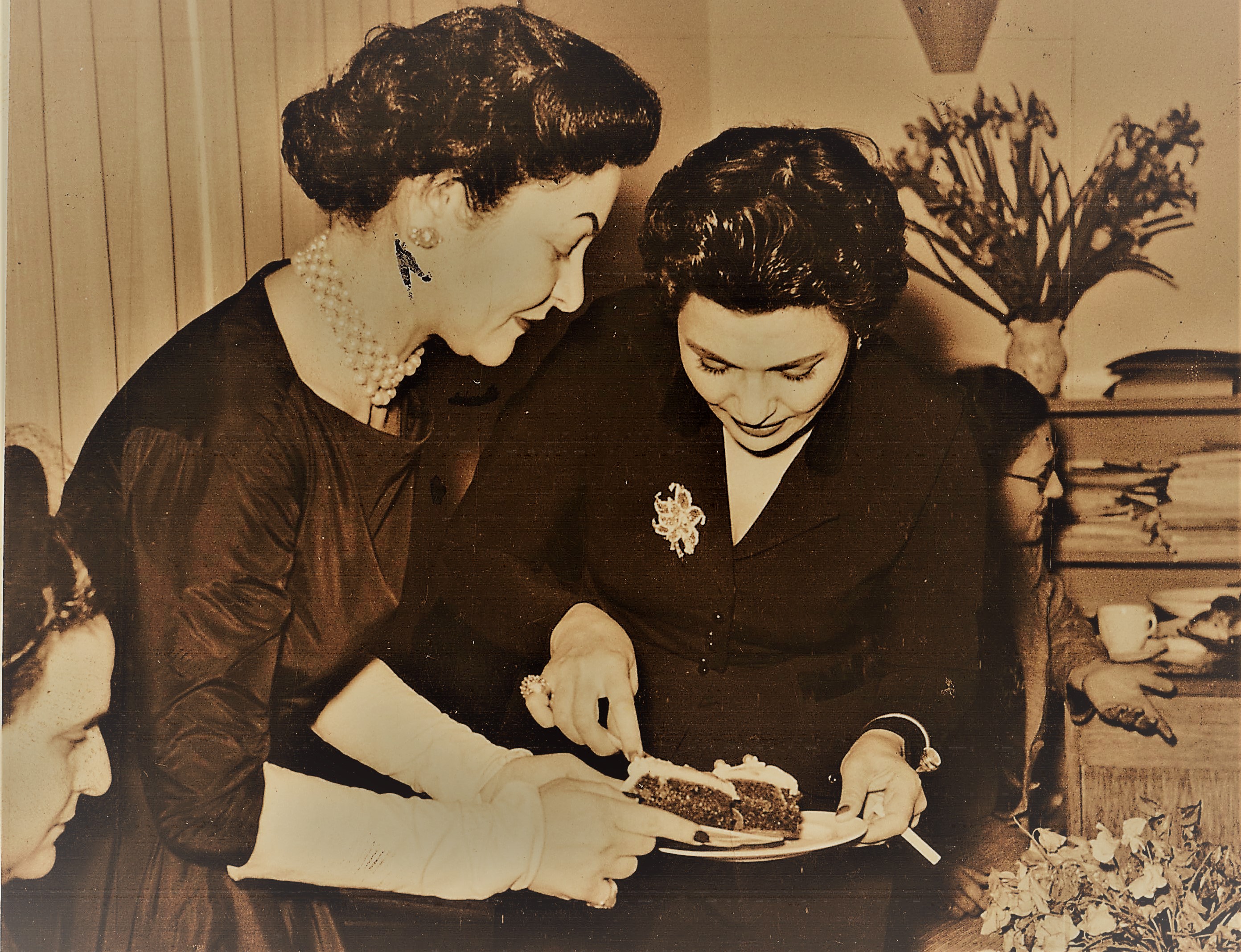 درية شفيق مع تحية كاريوكا