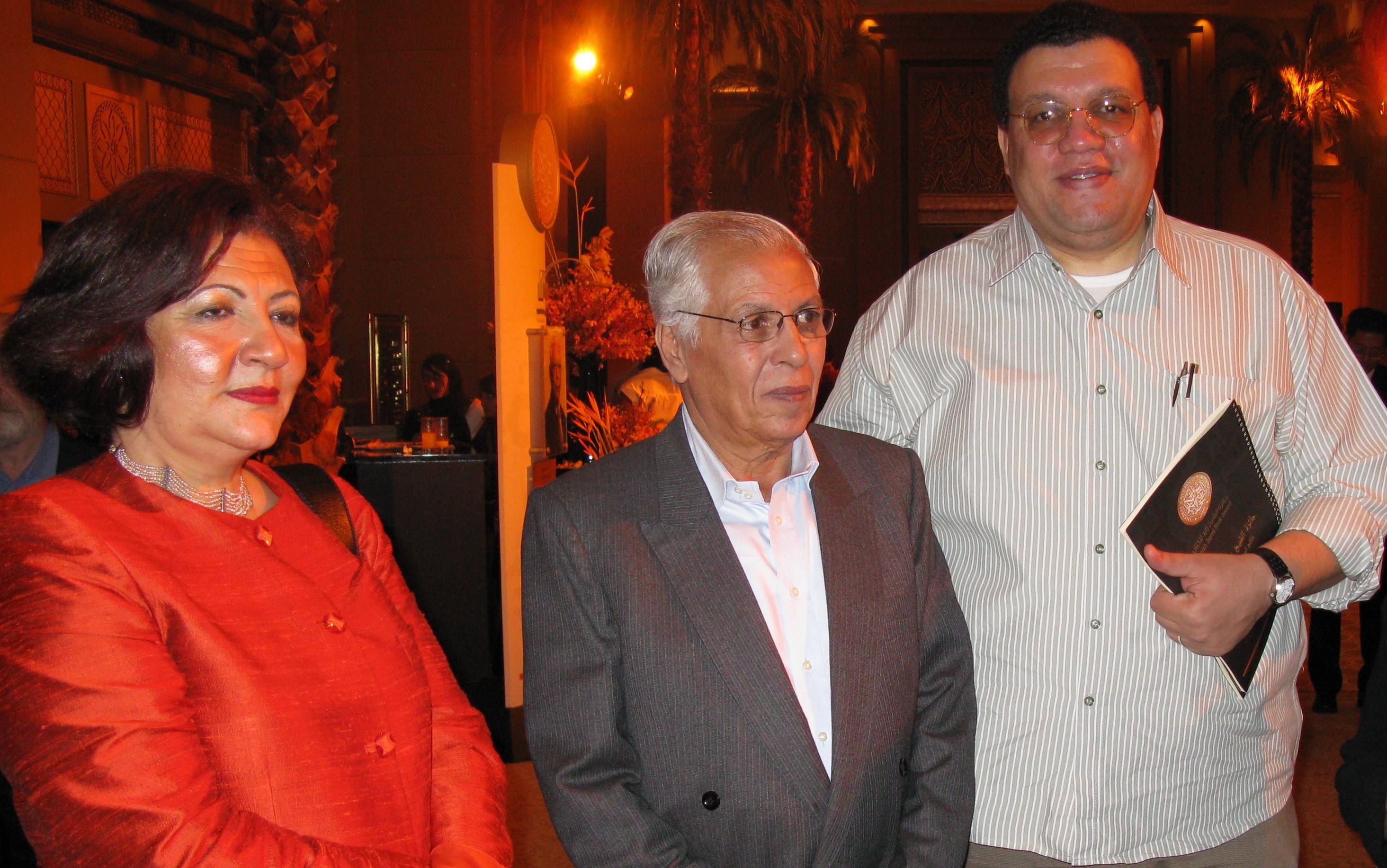 الأستاذة ماجدة الجندي بصحبة الفنان احمد اللباد والروائى محمد البساطي