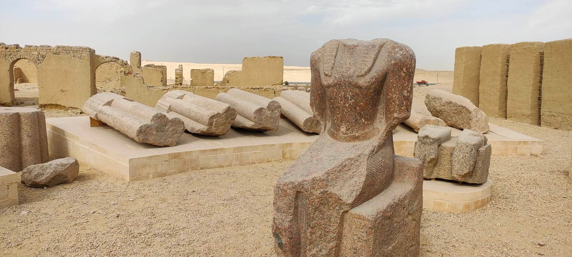 جزء من أثار مدينة شيدت القديمة بمنطقة كوم أوشيم