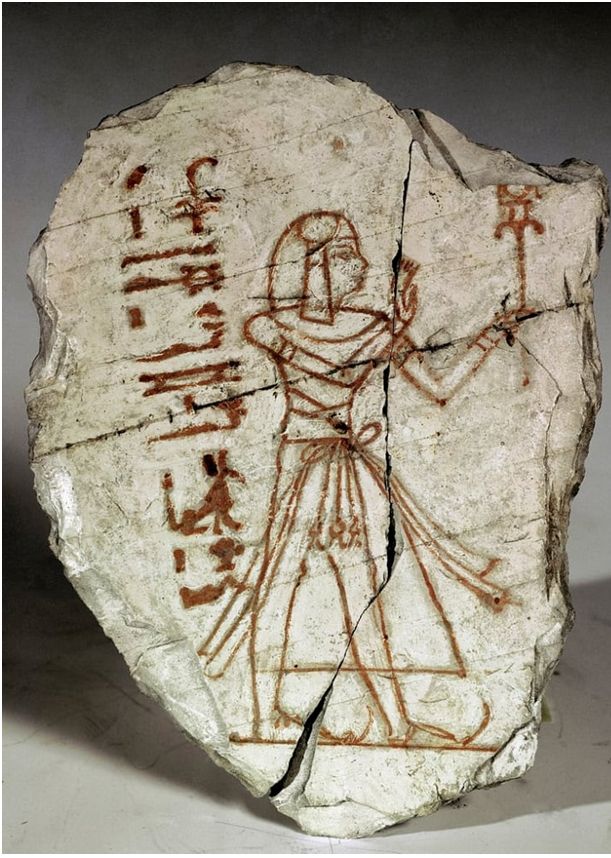 شقفة من الحجر الكلسي تصور رمسيس الثامن عندما كان لايزال أميرا، وهو يتعبد، عثر عليها في وادي الملكات بالأقصر - المتحف المصري بتورينو