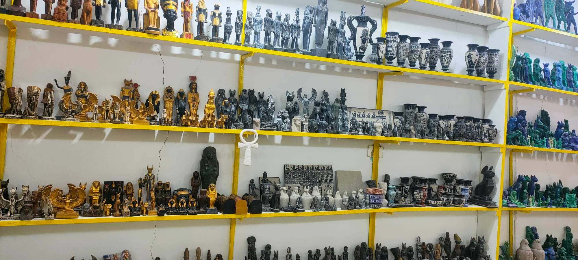 من داخل أحدى معارض القرنة بالأقصر - تصوير منال محمود