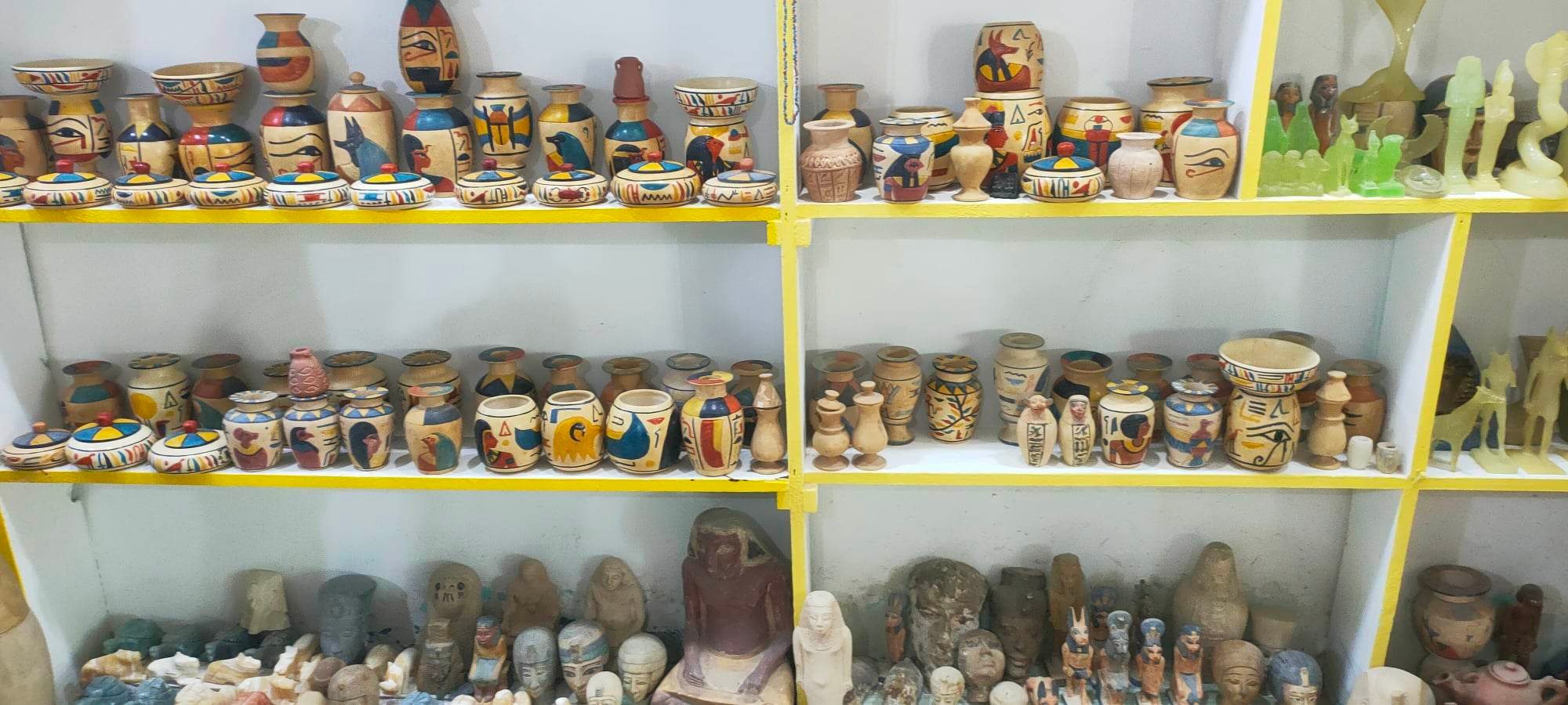 من داخل أحدى معارض القرنة بالأقصر - تصوير منال محمو