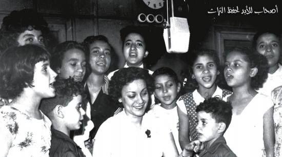 أبلة فضيلة في الإذاعة مع الأطفال