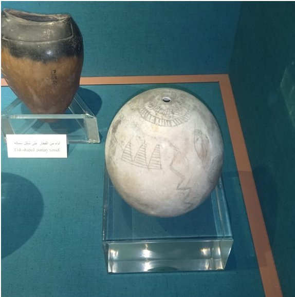 بيضة متحف النوبة، حيث تظهر عليها الأشكال الهرمية وإلى جوارها خط متعرج غير محدد الملامح.