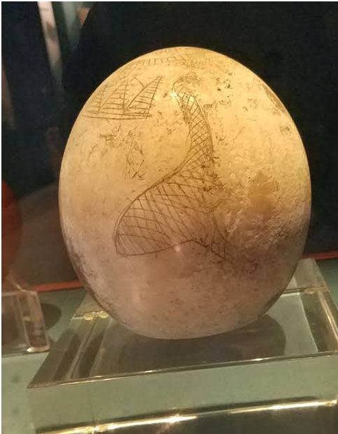 جانب آخر لبيضة متحف النوبة، ويظهر عليه نفس الأشكال الهرمية وبجوارها رسم لكائن غير محدد الملامح.