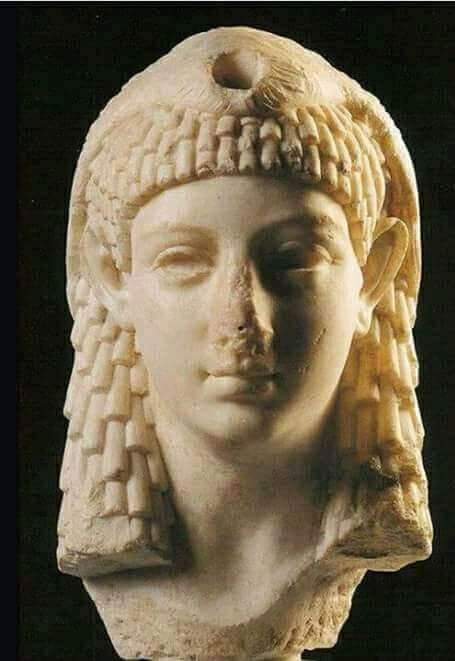 تمثال الملكة كليوباترا