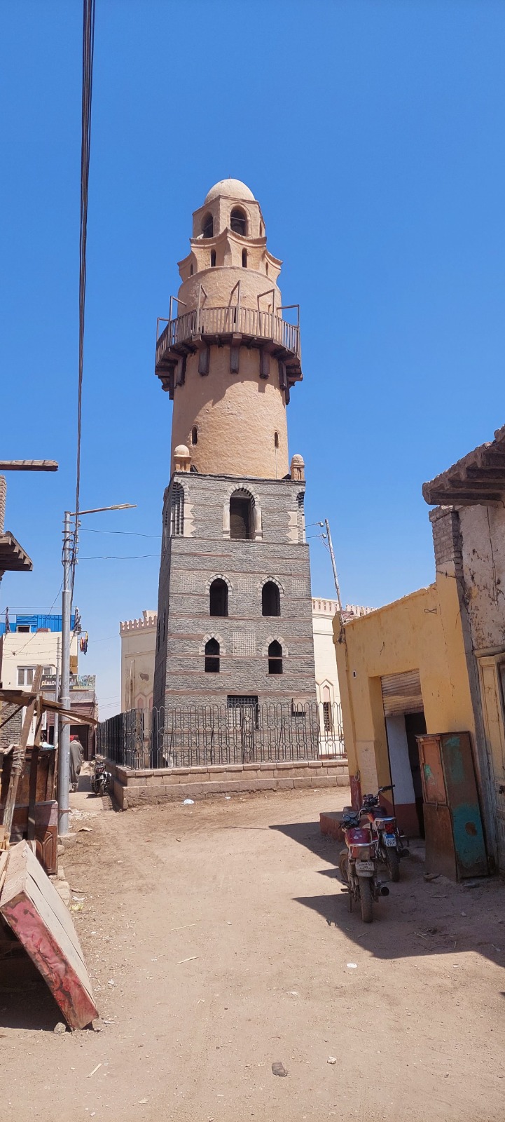 مئذنة الجامع العمري في إسنا