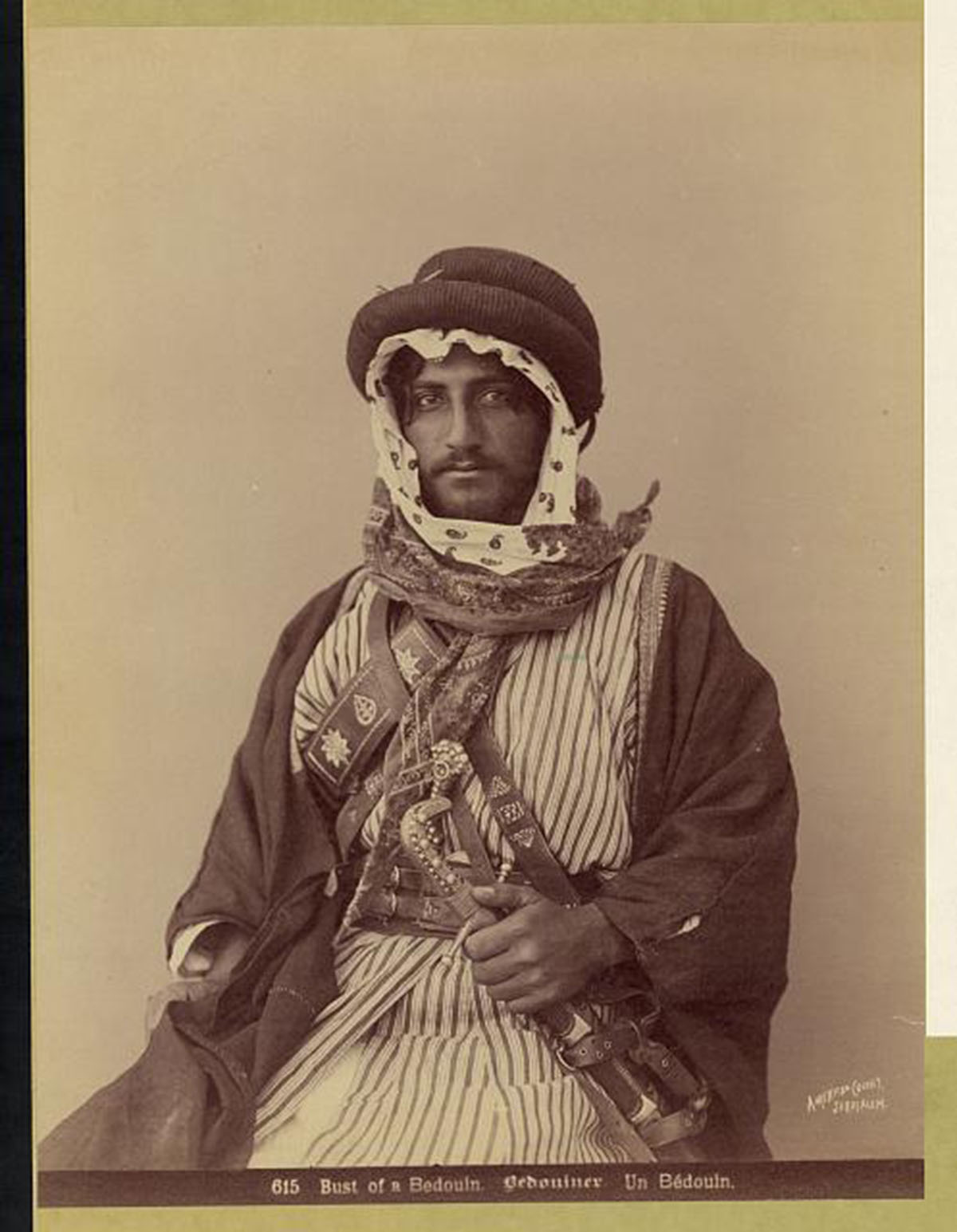رجل فلسطيني بدوي يحمل خنجرا في القدس بين عام 1900 و1910