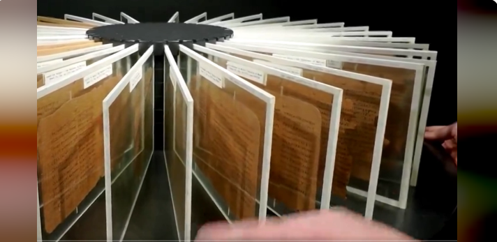 كتاب المخطوطات كاملا محفوظا في زجاج