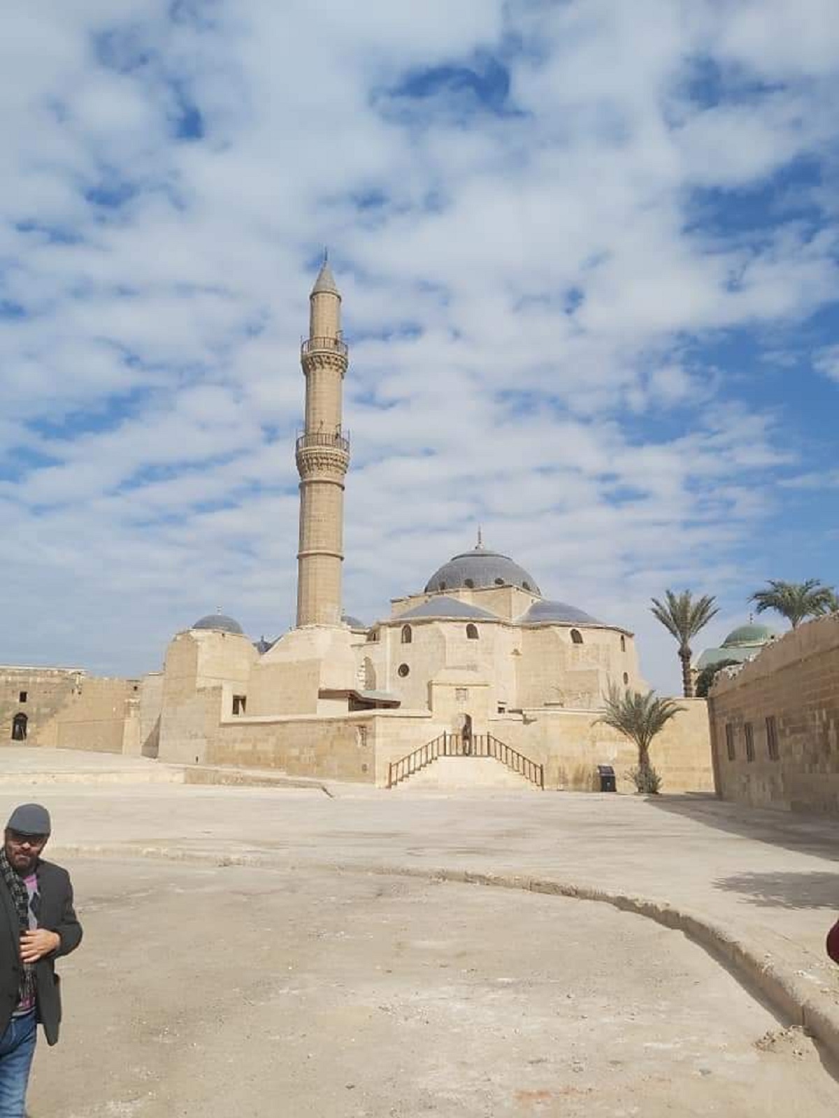 مبنى الترميم يظهر من الجانب الأيمن وقد تم هدم الطابق الثاني منه