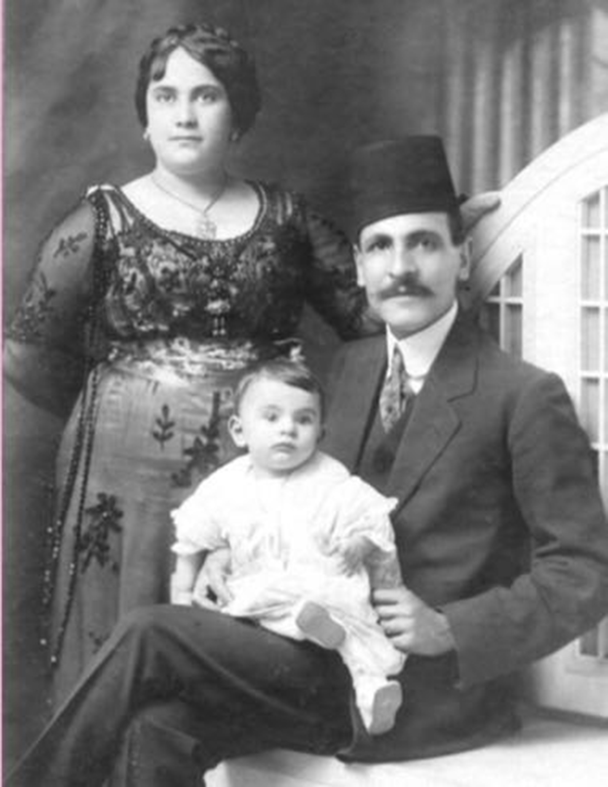 د.نجيب محفوظ مع زوجته وابنه سامي