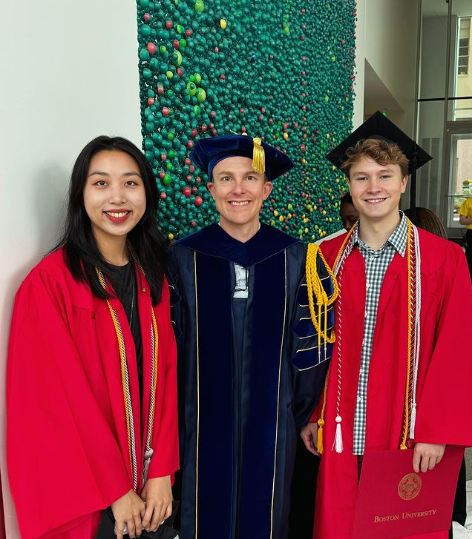 الباحثة الصينية أنجيلا تشانج مع زملاؤها