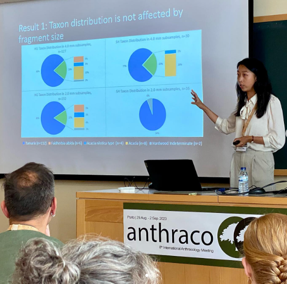 الباحثة الصينية أنجيلا تشانج خلال مناقشة الدراسة عن الأخشاب المصرية