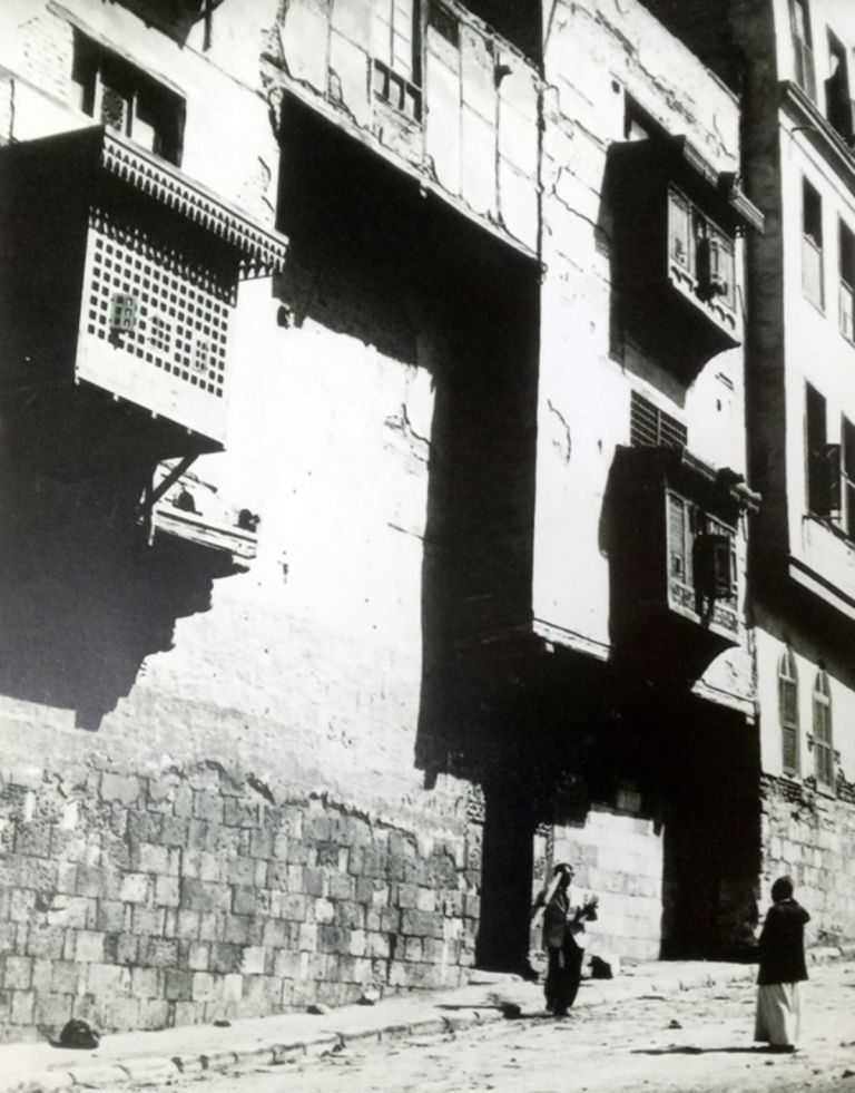 حسن فتحي أمام بيت علي لبيب