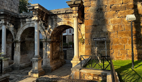 بوابة هادريانوس