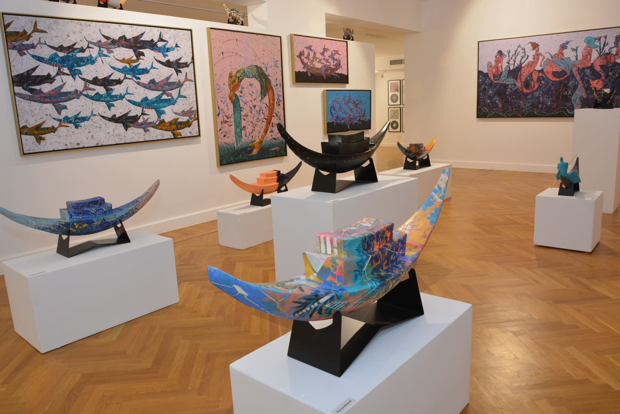 عمل فني بمعرض حوريات البحر والمراكب والفينيل