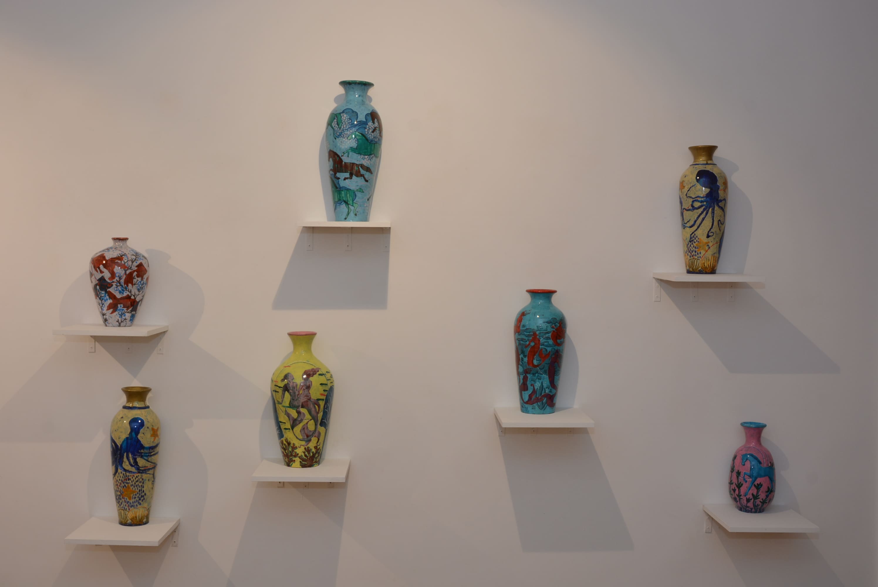 عمل فني بمعرض حوريات البحر والمراكب والفينيل