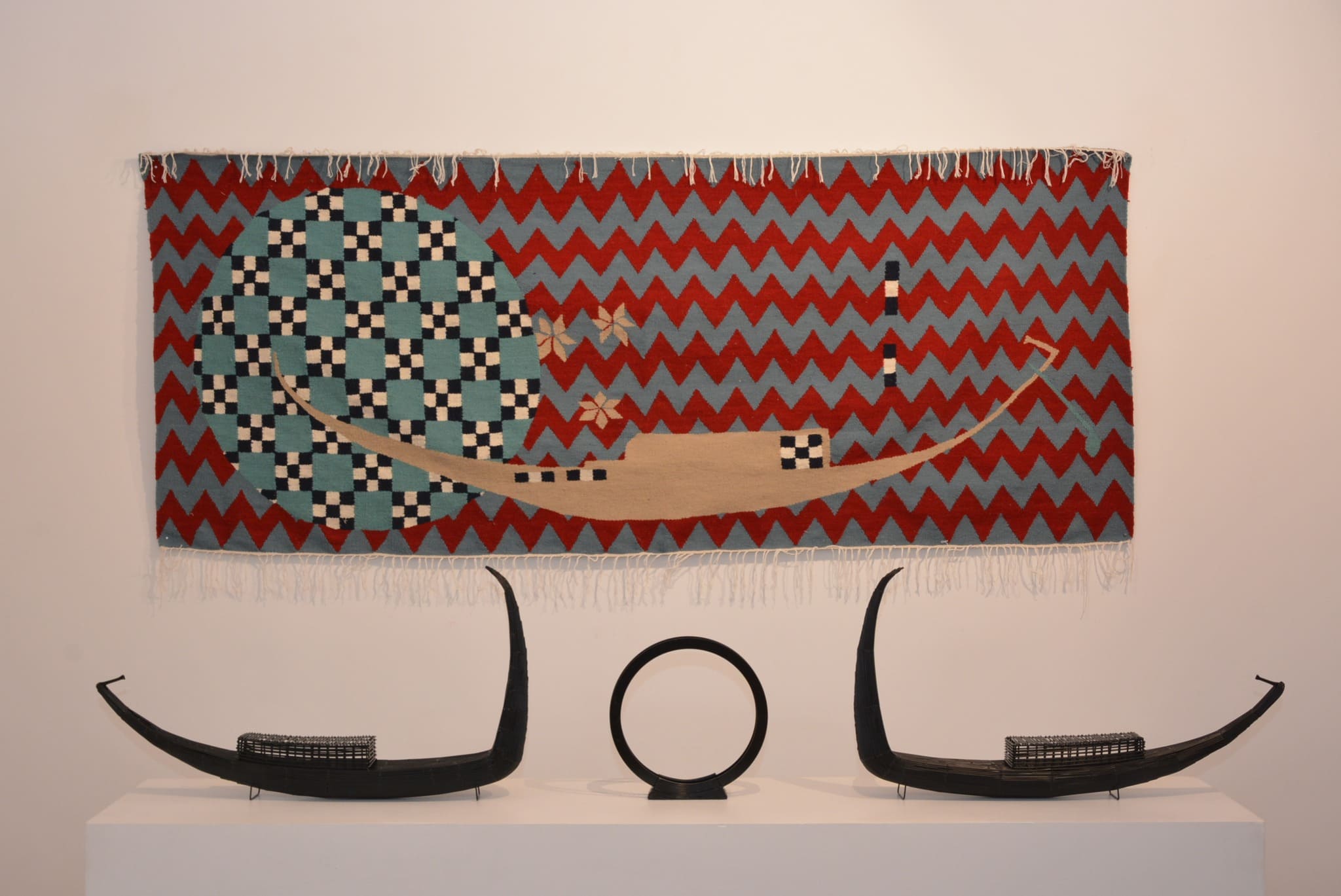 عمل فني بمعرض حوريات البحر والمراكب والفينيل