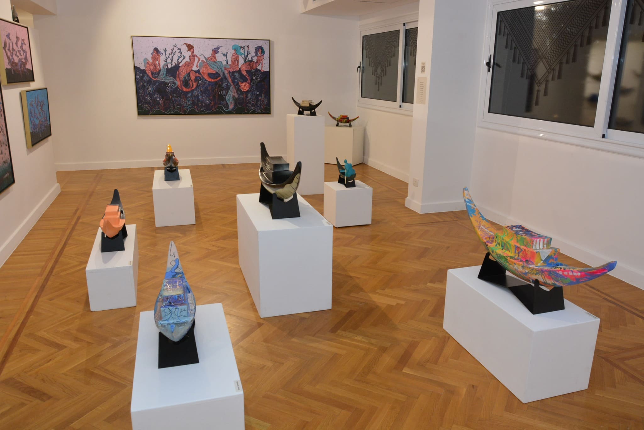 عمل فني بمعرض حوريات البحر والمراكب والفينيل