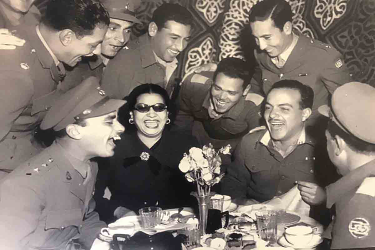 المطربة ام كلثوم تجلس مع الضباط